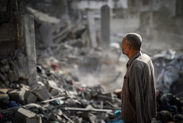 فلسطينيون يتفقدون ممتلكاتهم وسط أنقاض مبنى سكني استهدفته غارة جوية إسرائيلية في حي اليرموك بمدينة غزة، يوم 16 أكتوبر/تشرين الأول 2026. (تصوير: محمد صالحة)
