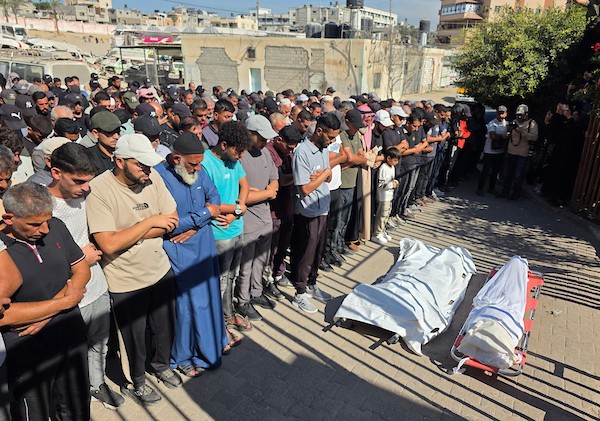 جنازة تامر الحمايدة، 42 عامًا، الذي قُتل في غارة جوية إسرائيلية استهدفت نقطة تفتيش تابعة للشرطة في منطقة المواصي جنوب خان يونس، 2 أكتوبر/تشرين الأول 2026. صورة: طارق محمد