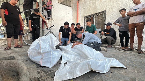 مشيعون يحيطون بجثماني شهيدين فلسطينيين في مستشفى الشفاء بمدينة غزة، عقب غارة إسرائيلية استهدفت حي النصر، 23 أكتوبر 2026. (تصوير: هادي داود)