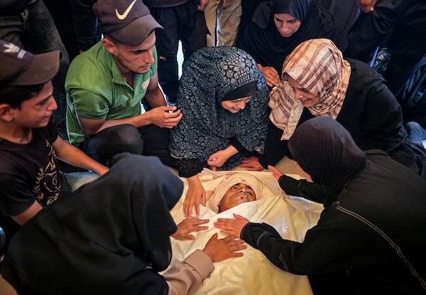 فلسطينيون يشاركون في مراسم تشييع شهيدين ارتقيا جراء غارة جوية إسرائيلية استهدفت منطقة المواصي في رفح، في 12 أكتوبر/تشرين الأول 2026. (تصوير: طارق محمد)