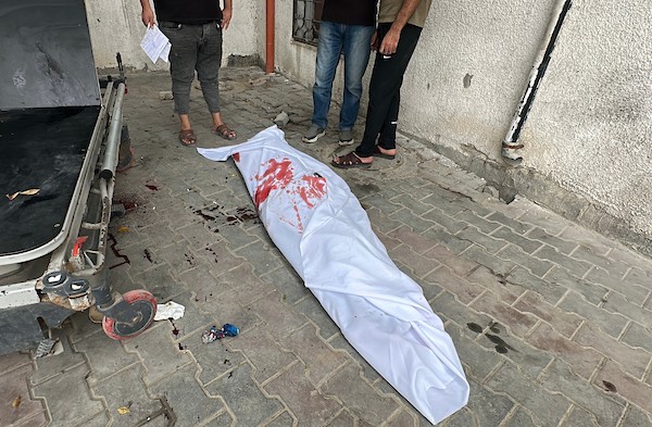 فلسطينيون ينوحون على رجل في مستشفى الشفاء بعد استشهاده في غارة جوية إسرائيلية استهدفت خيمة في مدينة غزة، في 2 أكتوبر/تشرين الأول 2026. صورة: هادي داود