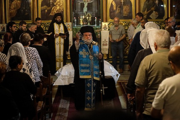 أشخاص يتجمعون خلال جنازة امرأتين مسيحيتين (أم و ابنتها) فلسطينيتين في كنيسة القديس بورفيريوس للروم الأرثوذكس في مدينة غزة، في 3 أكتوبر 2026. تصوير بلال أسامة