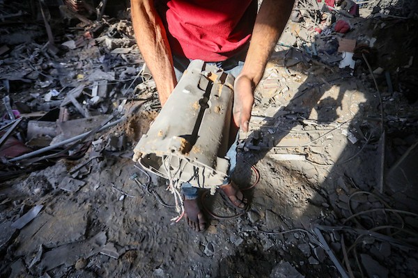 يتفقد فلسطينيون الأضرار التي لحقت بمبنى الأصالة السكني، غرب مدينة غزة، جراء غارة جوية إسرائيلية، في 3 أكتوبر/تشرين الأول 2026. (صورة: بلال أسامة)