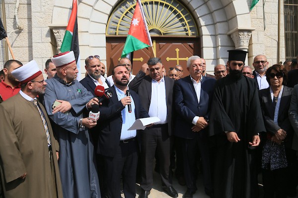 فلسطينيون يشاركون في وقفة تضامنية مع الأردن أمام كنيسة البشارة في نابلس، تنديدًا بالاعتداء على مشيّعين في الكرك، 25 أكتوبر 2026. (تصوير: محمد ناصر)