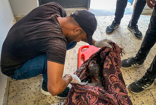 يحمل فلسطينيون جثمان إبراهيم ديب عليان إلى مستشفى الشفاء في مدينة غزة في 3 أكتوبر/تشرين الأول 2026. صورة: أحمد الشوا