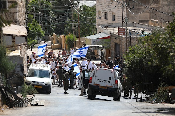 يقيّد الجنود الإسرائيليون حركة الفلسطينيين ويتخذون إجراءات أمنية خلال جولة قام بها مستوطنون في البلدة القديمة بالخليل في 3 أكتوبر/تشرين الأول 2026. تصوير: مأمون وزواز