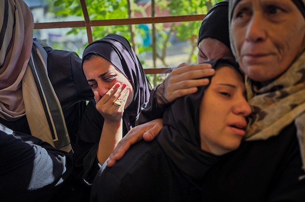 مشهد مؤلم لوداع الطفل الفلسطيني مجد محمد حسن عبد الهادي في مجمع ناصر الطبي بخان يونس، بعد انتشال جثمانه من موقع غارة إسرائيلية في منطقة قيزان النجار جنوب المدينة، 20 أكتوبر/تشرين الأول 2026.تصوير: طارق محمد