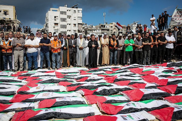 جنازة جماعية لـ 105 فلسطينيين تم انتشال رفاتهم من تحت أنقاض مبانٍ مدمرة في منطقة التاج بحي اليرموك بمدينة غزة، في الأول من أكتوبر/تشرين الأول 2026. (صورة: بلال أسامة)