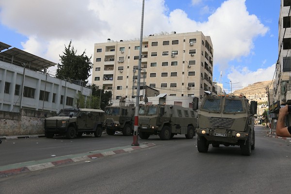 انتشرت قوات الاحتلال الإسرائيلية في شوارع مدينة نابلس بالضفة الغربية فجر الأول من أكتوبر/تشرين الأول 2026. صورة: محمد ناصر