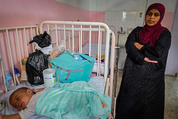 أطفال فلسطينيون يتلقون العلاج من التهاب السحايا البكتيري في مجمع ناصر الطبي بخان يونس، وسط تحذيرات طبية عقب وفاة أربعة أطفال خلال شهر.