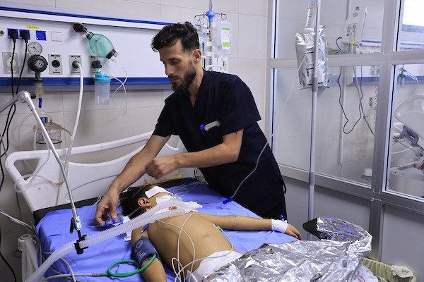 الطفل الفلسطيني محمد الجبالي (7 أعوام)، المصاب بسرطان الدم، يرقد على سرير داخل مستشفى الشفاء بمدينة غزة، في 18 أكتوبر/تشرين الأول 2026، منتظرًا الموافقة على سفره للعلاج في الخارج.تصوير: عبد الله أبو الخير