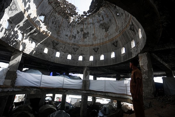 عائلات فلسطينية نازحة تعيش وسط أنقاض مسجد الشافعي المتضرر جراء الحرب الإسرائيلية في حي الزيتون بمدينة غزة، 9 تشرين الأول/أكتوبر 2026. (تصوير: بلال أسامة)